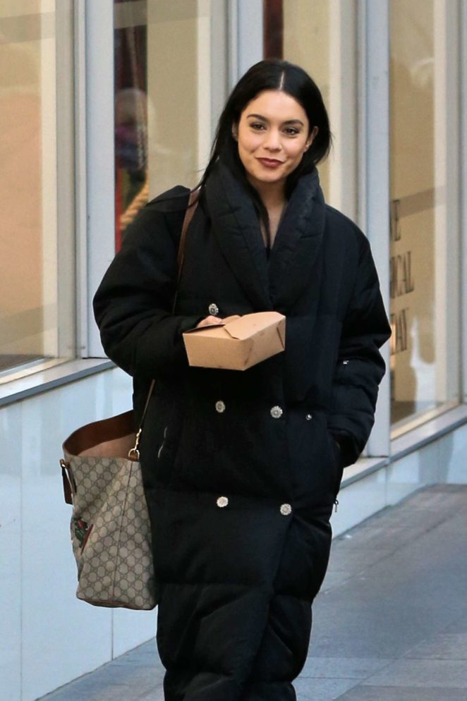 Vanessa Hudgens - Carries her lunch on the set of 'Second Act' in NYC